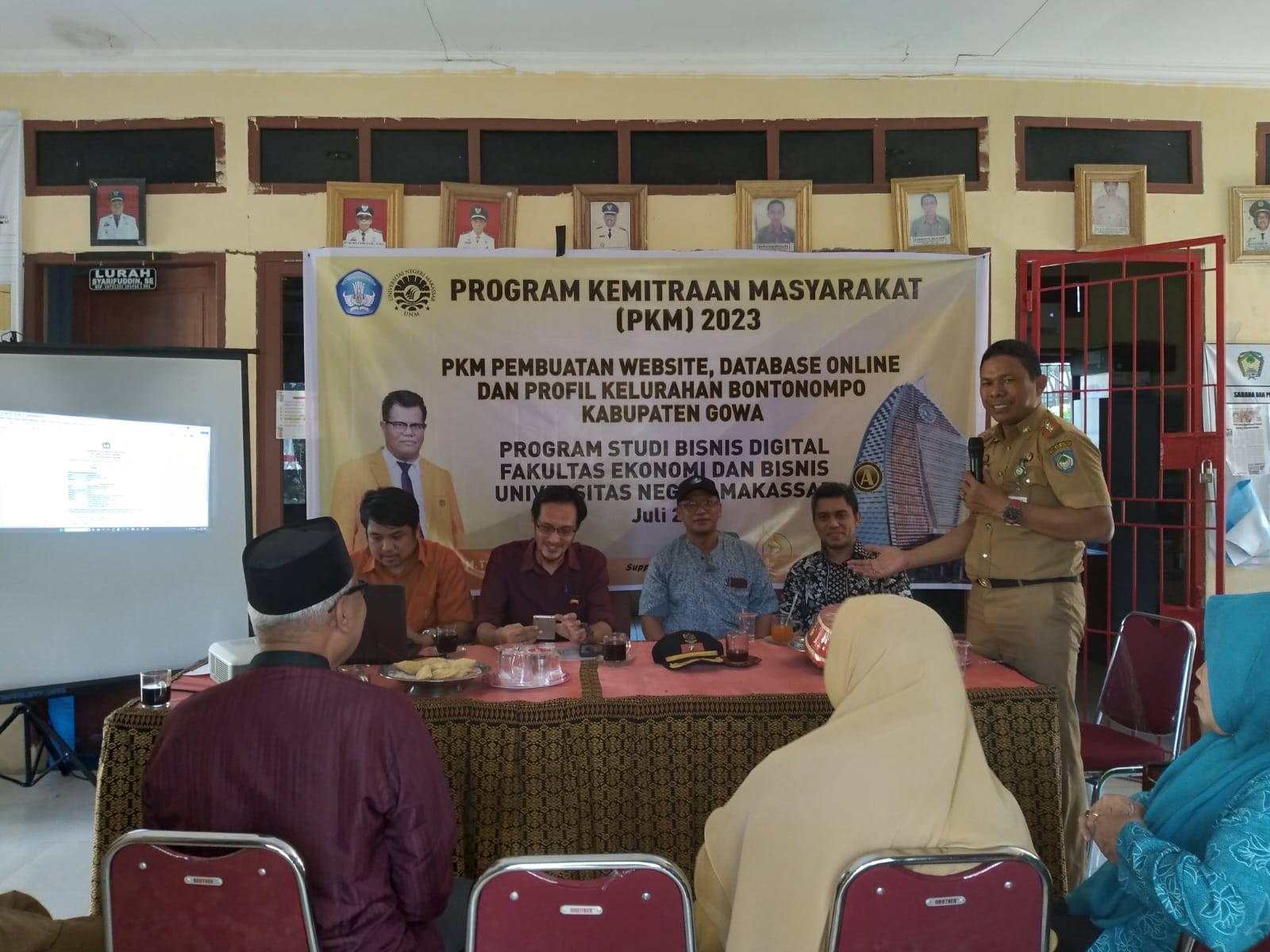 Tim PKM Prodi Bisnis Digital UNM beri Pelatihan Pembuatan Website dan Database Online di Kelurahan Bontonompo